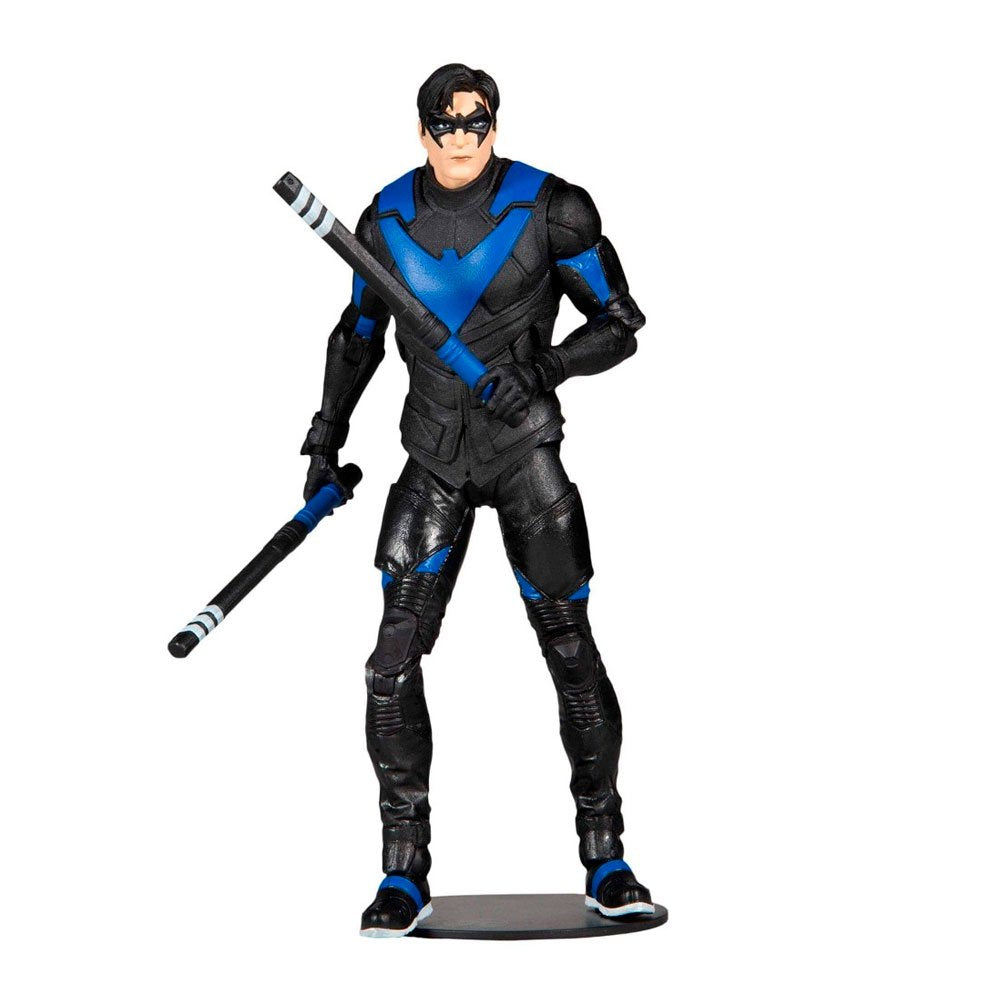 Figura Nightwing McFarlane Toys con traje negro y azul en pose de acción con bastones