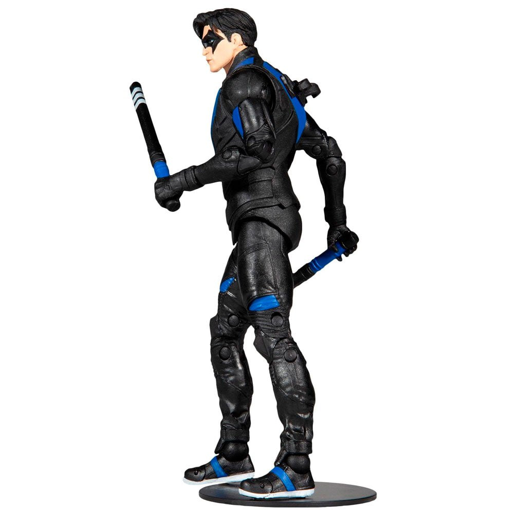 Figura Nightwing McFarlane Toys en traje negro y azul con bastones y base de soporte