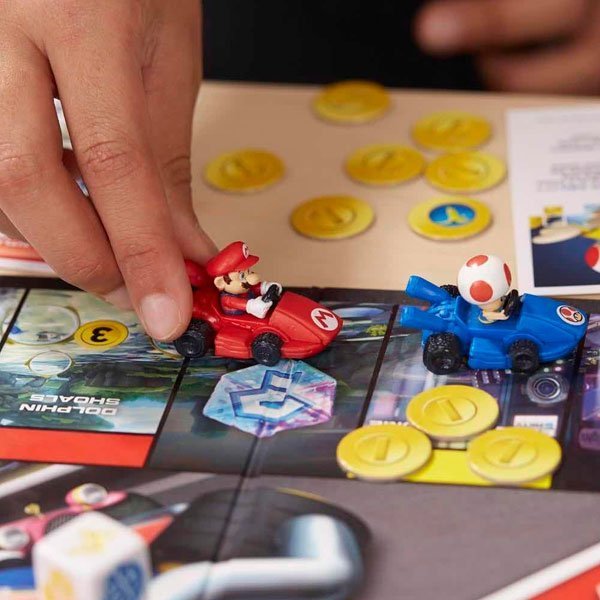 Juego de mesa monopoly gamer mario kart chile con piezas de personajes Mario y Toad en autos de carreras