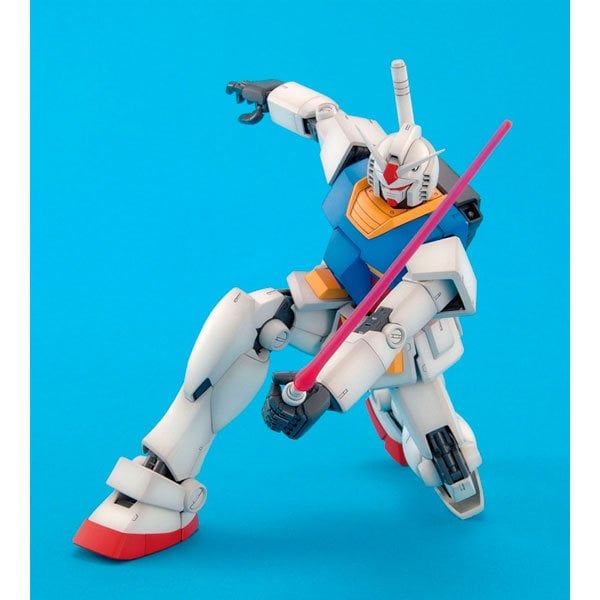 BANDAI MG MOBILE SUIT RX-78-2 GUNDAM VER 2.0 - IRION Juguetería - 
