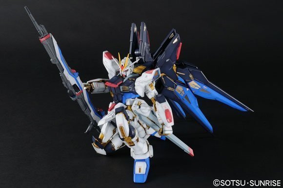 BANDAI PG MOBILE SUIT STRIKE FREEDOM GUNDAM ZGMF-X20A - IRION Juguetería - 