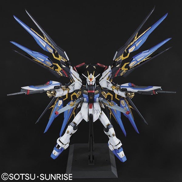 BANDAI PG MOBILE SUIT STRIKE FREEDOM GUNDAM ZGMF-X20A - IRION Juguetería - 