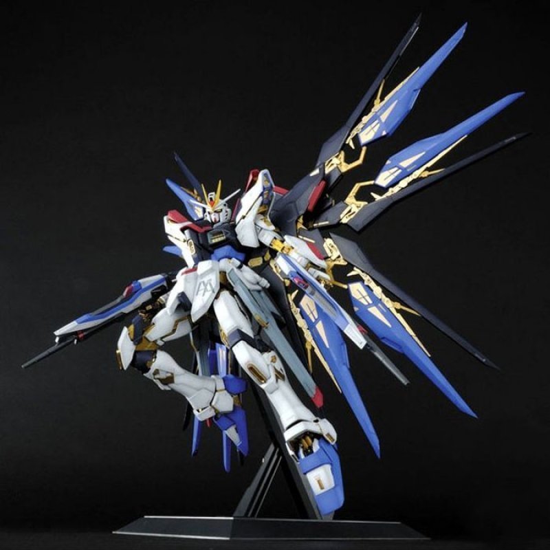 BANDAI PG MOBILE SUIT STRIKE FREEDOM GUNDAM ZGMF-X20A - IRION Juguetería - 